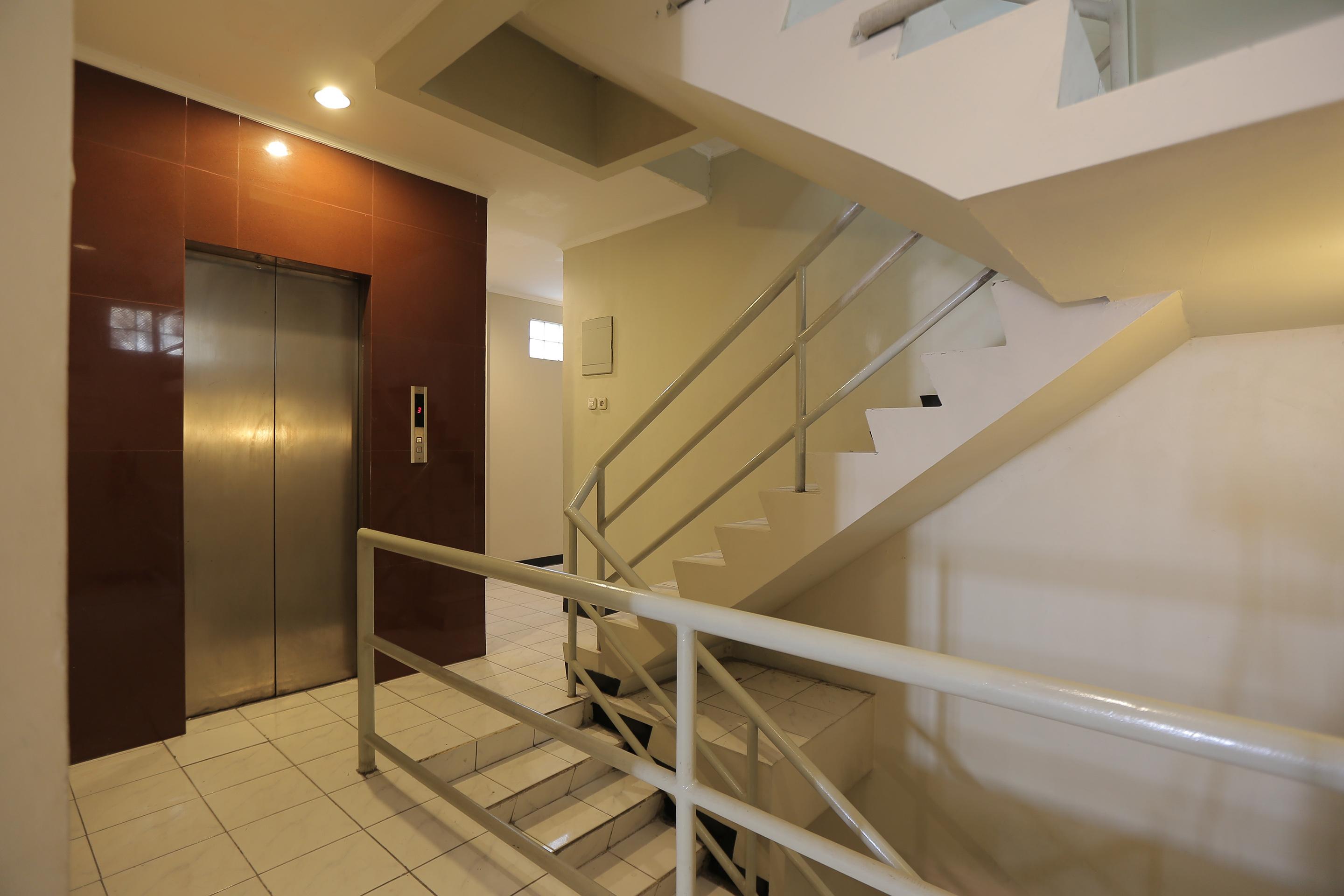 Oyo 117 Blueberry Homestay Jakarta Exterior photo