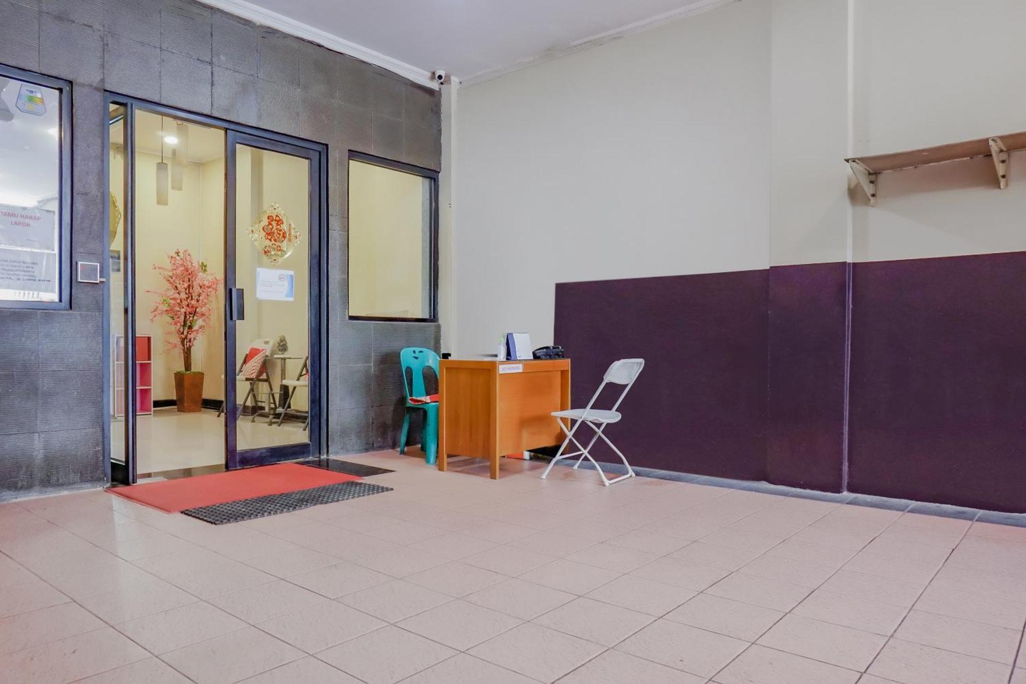 Oyo 117 Blueberry Homestay Jakarta Exterior photo