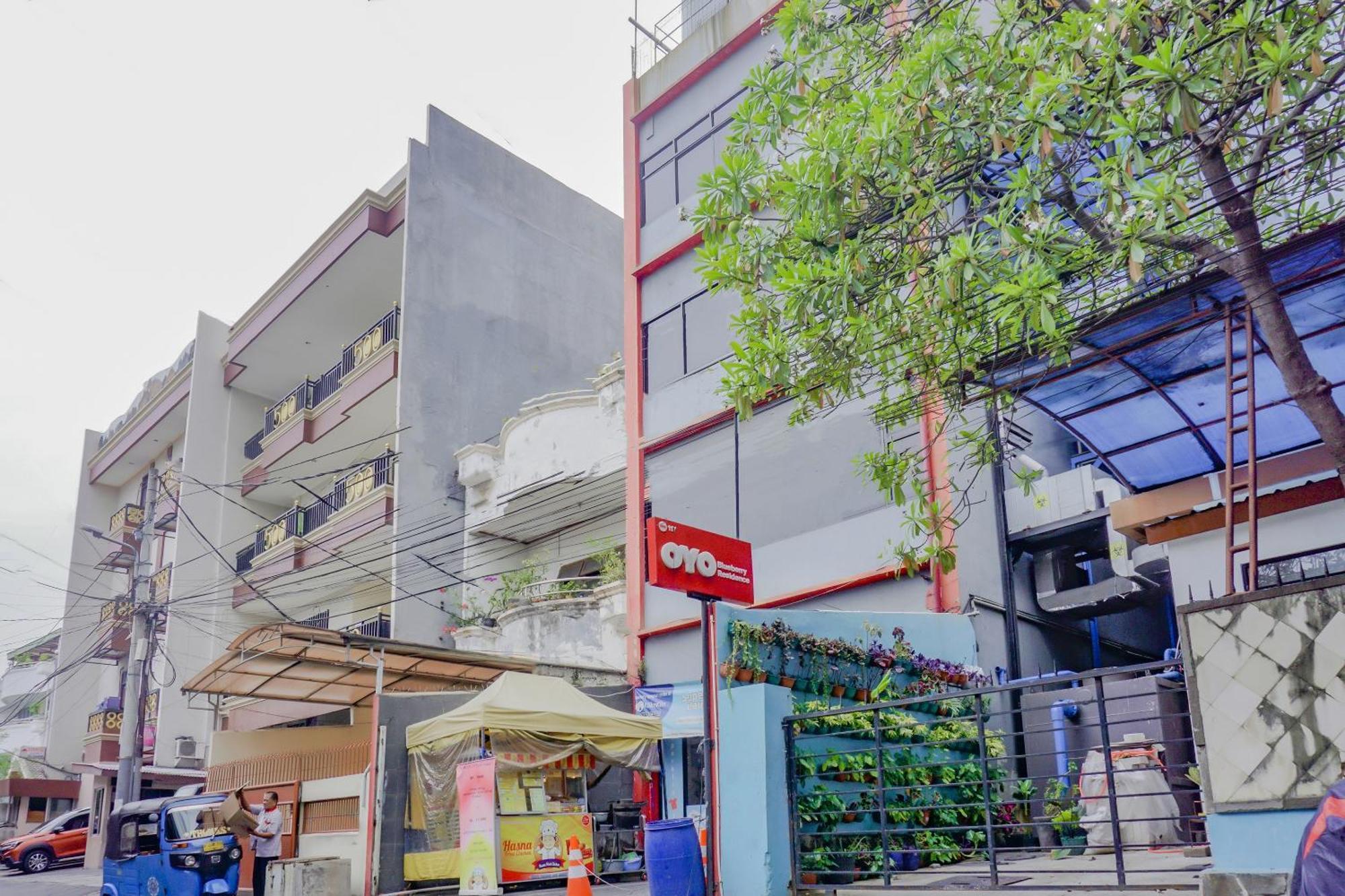Oyo 117 Blueberry Homestay Jakarta Exterior photo